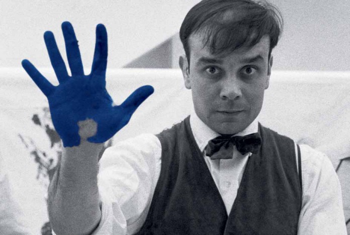 Yves Klein durant le tournage du film The Heartbeat of France dans l’atelier du photographe Charles Wilp, Düsseldorf, février 1961© Photo Charles Wilp / BPK, Berlin