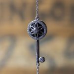 GRINGOIRE JOAILLIER – Harmonie – Nature morte Bracelet or gris et onyx serti de diamants