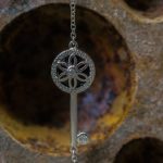 GRINGOIRE JOAILLIER – Harmonie – Nature morte Bracelet or gris et onyx serti de diamants – face