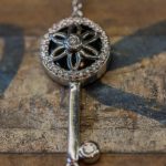 GRINGOIRE JOAILLIER – Harmonie – Nature morte Bracelet or gris et onyx serti de diamants zoom
