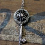 GRINGOIRE JOAILLIER – Harmonie – Nature morte Bracelet or gris et onyx serti de diamants zoom (2)