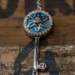 GRINGOIRE JOAILLIER – Harmonie – Nature morte Bracelet or gris et turquoise serti de diamants zoom