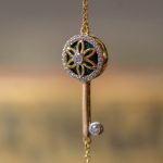 GRINGOIRE JOAILLIER – Harmonie – Nature morte Bracelet or jaune et malachite serti de diamants