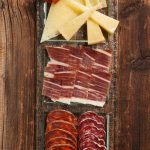 Assiette grandes emotions – planche en bois – ambiance