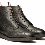 THOM BROWNE CLASSIC WINGTIP BOOT IN BLACK PEBBLE GRAIN ON BLACK CREPE SOLE (2)