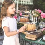 Enfant avec montre Flik Flak X Tartine et Chocolat au poignet