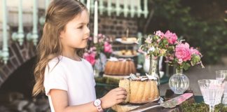 Enfant avec montre Flik Flak X Tartine et Chocolat au poignet