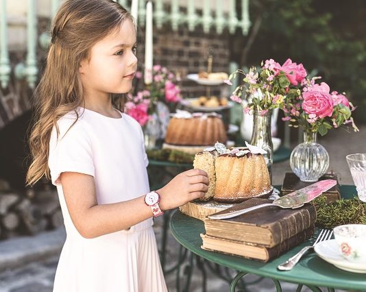 Enfant avec montre Flik Flak X Tartine et Chocolat au poignet