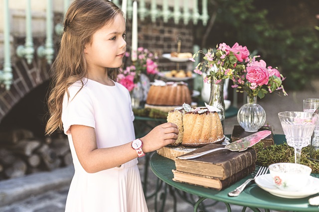 Enfant avec montre Flik Flak X Tartine et Chocolat au poignet