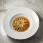 Asperge blanche marinée, tripes de morue à la romaine, condiment sésame et agrumes fermentés©Thomas Dhellemmes (1)