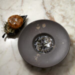 Crevettes bouquet crues, sarriette, intingolo à l&rsquo;encre de seiche, croquette iodée de poule©Thomas Dhellemmes