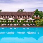 0_AUBERGE DES TEMPLIERS_VUE FACADE ET PISCINE